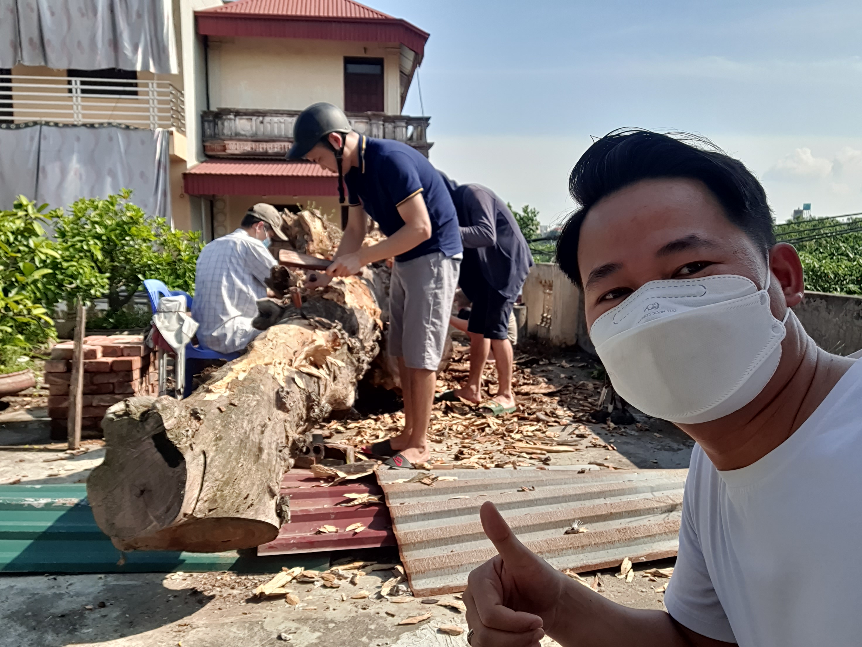 Quá trình dóc vỏ cho một tác phẩm đặc sắc trên phôi gỗ 100 năm tuổi
